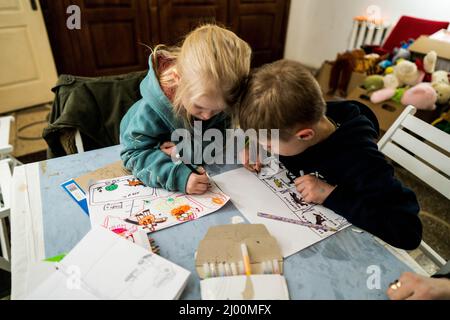 Lviv, Ukraine. 14. März 2022. Kinderzeichnungen in Lviv, Ukraine am 14. März 2022. (Foto von Vincenzo Circosta/Sipa USA) Quelle: SIPA USA/Alamy Live News Stockfoto