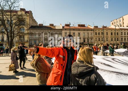 Lviv, Ukraine. 14. März 2022. Der französische Künstler JR in Lviv, Ukraine, am 14. März 2022. (Foto von Vincenzo Circosta/Sipa USA) Quelle: SIPA USA/Alamy Live News Stockfoto