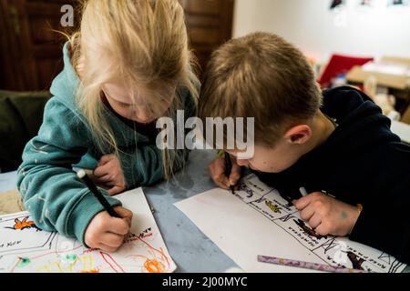 Lviv, Ukraine. 14. März 2022. Kinderzeichnungen in Lviv, Ukraine am 14. März 2022. (Foto von Vincenzo Circosta/Sipa USA) Quelle: SIPA USA/Alamy Live News Stockfoto