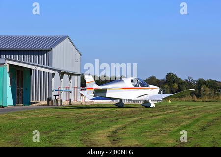 Kleine Flugzeuge Rollen und bereiten sich auf den Start am Aerodrome de Chateau Thierry - Belleau (Aisne), Frankreich vor Stockfoto