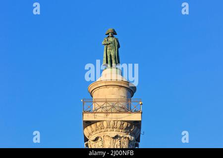 Statue von Napoleon Bonaparte (1769-1821) auf der Säule der Grande Armee in Wimille (Pas-de-Calais), Frankreich Stockfoto