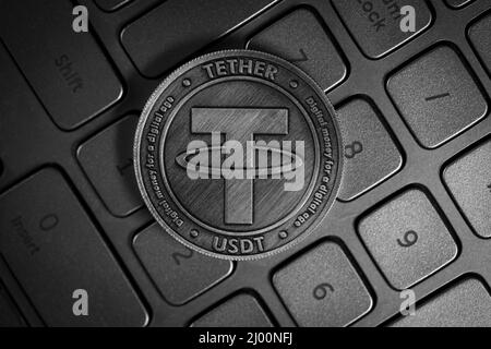Tether USDT Cryptocurrency Physical Coin placed on Computer Keyboard Stockfoto