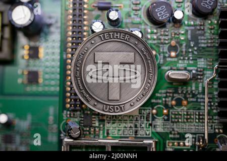 Tether USDT Kryptowährung physische Münze auf Mikro-Sheme platziert. Makroaufnahme. Stockfoto