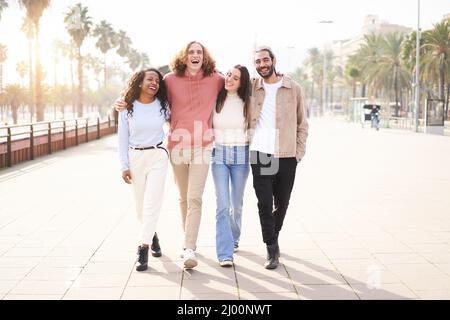 Eine Gruppe Von Freunden Überquert Die Urban Street. Glückliche Menschen, die sich umarmen. Stockfoto