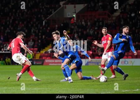 Alex Gilbey von Charlton Athletic (links) versucht während des Spiels der Sky Bet League One im Londoner Valley einen Torschuss. Bilddatum: Dienstag, 15. März 2022. Stockfoto