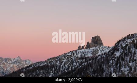 Panoramablick auf die Dolomiten bei Sonnenuntergang, Cinque Torri vom Falzarego Pass, Italien Stockfoto