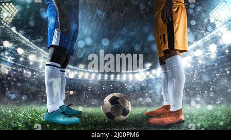 Zwei Fußballspieler fordern sich im Stadion heraus Stockfoto