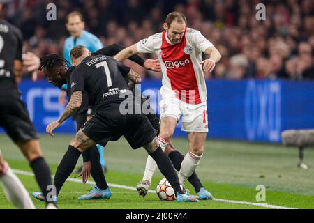 AMSTERDAM, NIEDERLANDE - 15. MÄRZ: Everton von SL Benfica, Daley Blind von Ajax während des UEFA Champions League 1/8-Finalmatches zwischen Ajax und Benfica in der Johan Cruijff Arena am 15. März 2022 in Amsterdam, Niederlande (Foto: Peter Lous/Orange Picches) Stockfoto