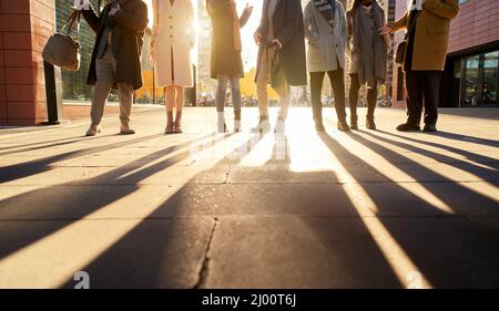 Silhouette einer Gruppe von nicht erkennbaren Geschäftsleuten voller Körper reden im Freien in der Stadt Straße. Stockfoto