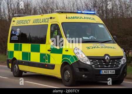 Aylesbury, Buckinghamshire, Großbritannien. Ein Notarztwagen vom Stoke Mandeville Hospital am A413 in Aylesbury heute Abend. Da die Covid-19-Fälle wieder nach oben zu Spiralen beginnen, lag die Zahl der heute gemeldeten Tagesfälle bei 109.802, was im Vergleich zur letzten Woche 47.902 ein weiteres Mal ist. Quelle: Maureen McLean/Alamy Live News Stockfoto