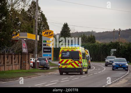 Aylesbury, Buckinghamshire, Großbritannien. Ein Notarztwagen vom Stoke Mandeville Hospital am A413 in Aylesbury heute Abend. Da die Covid-19-Fälle wieder nach oben zu Spiralen beginnen, lag die Zahl der heute gemeldeten Tagesfälle bei 109.802, was im Vergleich zur letzten Woche 47.902 ein weiteres Mal ist. Quelle: Maureen McLean/Alamy Live News Stockfoto