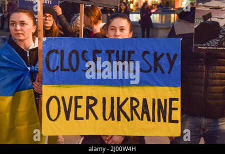 London, Großbritannien. 15.. März 2022. Ein Protestler hält ein Schild mit der Forderung nach einer Flugverbotszone über der Ukraine. Die Demonstranten versammelten sich auf dem Trafalgar-Platz in Solidarität mit der Ukraine, als Russlands Angriff in den 20.. Tag geht. Kredit: Vuk Valcic/Alamy Live Nachrichten Stockfoto