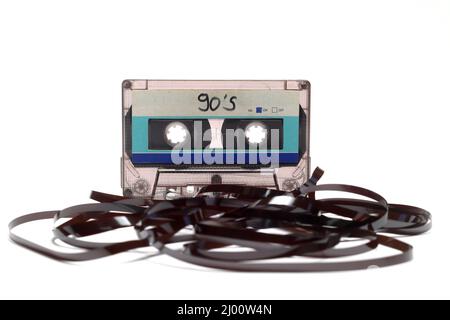 Dies zeigt ein bekanntes Problem mit den altmodischen Kompaktkassetten: Das Band, das früher herauskam, machte die Kassette nutzlos. Vintage Compact cass Stockfoto