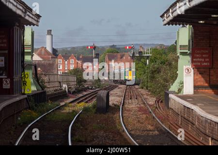 West Midlands Railway class 172 Bombardier Turbostar Zug, der in Worcester ankommt, mit großen westlichen Bahnsignalen im unteren Quadranten Stockfoto