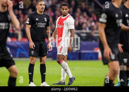 AMSTERDAM, NIEDERLANDE - 15. MÄRZ: Jurrien Timber von Ajax während des UEFA Champions League 1/8-Finalmatches zwischen Ajax und Benfica in der Johan Cruijff Arena am 15. März 2022 in Amsterdam, Niederlande (Foto: Peter Lous/Orange Picters) Stockfoto