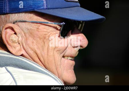 Älterer Mann eine schöne Zeit des Lebens mit einem Hörgerät Stockfoto