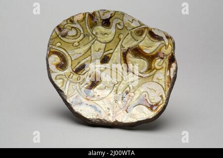 Shard: Fußring mit floralem Arabesque-Design. Ägypten, Mamluk, Mitte des 14.. Jahrhunderts. Keramik. Fritware mit grüner, weißer und brauner Glasur Stockfoto