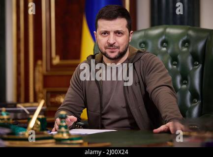 WOLODYMYR ZELENSKYY Präsident der Ukraine spricht am 14. März 2022 im ukrainischen Fernsehen. Stockfoto