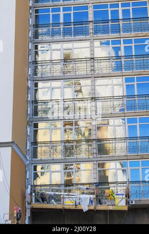 Bau- und Baustelle für neues Zuhause. Haus im Bau auf der Baustelle. Verglaste Balkone des Hauses in der Fassade. Stockfoto