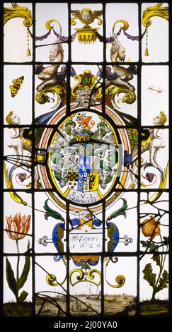 Heraldische Tafel. Niederlande, 1620-1625. Architektur; Architektonische Elemente. Weißes Glas mit Silberfleck und Emaille Stockfoto