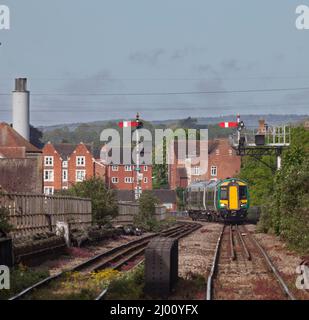 West Midlands Railway class 172 Bombardier Turbostar Zug, der in Worcester ankommt, mit großen westlichen Bahnsignalen im unteren Quadranten Stockfoto