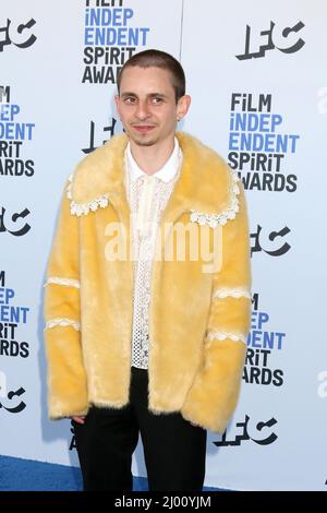 LOS ANGELES - MAR 6: Moises Arias bei den Film Independent Spirit Awards 2022 kommt am 6. März 2022 in Santa Monica, CA, am Strand von Santa Monica an Stockfoto