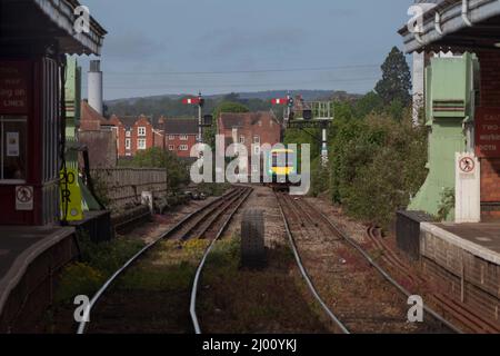 West Midlands Railway class 170 Bombardier Turbostar Zug, der in Worcester ankommt, mit großen westlichen Bahnsignalen im unteren Quadranten Stockfoto