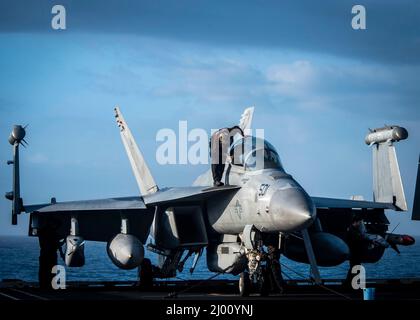 USS George Bush, Vereinigte Staaten. 12. März 2022. Ein Seemann der US-Marine, der den Patriots of Electronic Attack Squadron 140 zugewiesen wurde, wischt ein E/A-18 G Growler Flugzeug an Bord des Nimitz-Klasse Flugzeugträgers USS George H.W. ab Bush, 6. März 2022 im Atlantischen Ozean. Kredit: MC3 Bryan Valek/Planetpix/Alamy Live Nachrichten Stockfoto