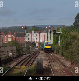 West Midlands Railway class 170 Bombardier Turbostar Zug, der in Worcester ankommt, mit großen westlichen Bahnsignalen im unteren Quadranten Stockfoto
