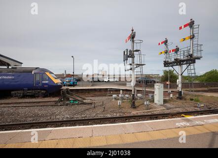 Signale der mechanischen Semaphore-Halterung im unteren Quadranten auf Worcester Shrub Hill mit einem Hochgeschwindigkeitszug-Triebwagen der Great Western Railway (43087) Stockfoto