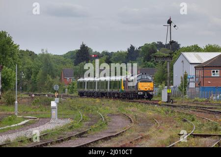 Eine Europhoenix Class 37 Lokomotive auf der Schiene Gruppe Betrieb an den Worcester Shrub Hill betrieben schleppen eine West Midlands Eisenbahn Zug nach der Reparatur. Stockfoto