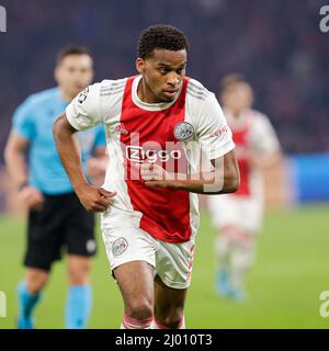 AMSTERDAM, NIEDERLANDE - 15. MÄRZ: Jurrien Timber von Ajax während des UEFA Champions League 1/8-Finalmatches zwischen Ajax und Benfica in der Johan Cruijff Arena am 15. März 2022 in Amsterdam, Niederlande (Foto: Peter Lous/Orange Picters) Stockfoto