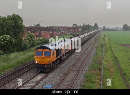 GB Railfreight Lok der Baureihe 66 66724 mit einem Güterzug aus leeren Kohlewaggons an Ashchurch vorbei nach Tewkesbury Stockfoto