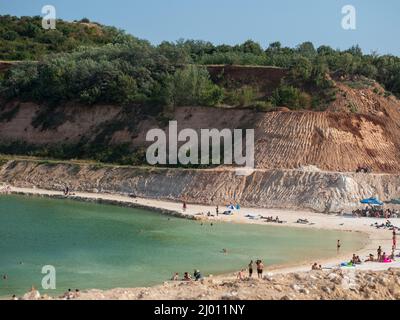 Blick auf die Badegäste am Strand unter dem blauen Himmel Stockfoto