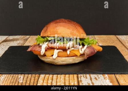 Außen knusprig, innen zart. Das beste Huhn mit einer knusprigen und leicht würzigen Panade, frisch geschnittenen Tomaten, frischem Salat und mayon Stockfoto
