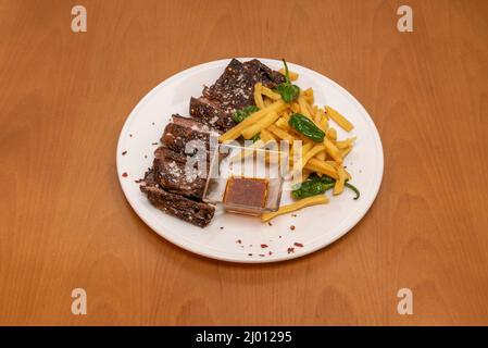 Brisket, oder Flankensteak, ist ein Stück Rinderfilet. Er ist lang, flach und wird eher für seinen Geschmack als für seine Zartheit geschätzt. Nicht zu verwechseln mit Flan Stockfoto