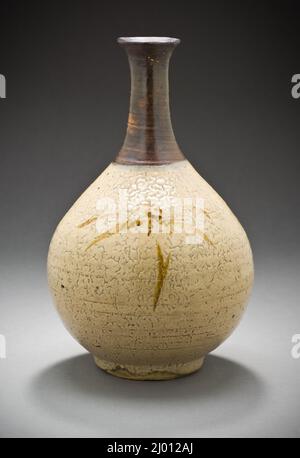 Sake Flasche mit Sasa Bambus Design. Japan, Edo-Zeit (1615-1868), erste Hälfte 18.. Jahrhundert. Keramik. Hizen-Geschirr; Steinzeug mit weißem Slip, Eisen und klaren Glasuren Stockfoto