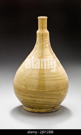 Sake-Flasche in Form eines Teebeisken. Japan, Edo-Zeit (1615-1868), Ende 17. - erstes Quartal 18. Jahrhundert. Keramik. Hizen-Geschirr; Steinzeug mit weißem Slip Stockfoto