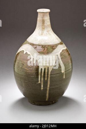 Sake-Flasche. Japan, Edo-Zeit (1615-1868), 18.. Jahrhundert. Keramik. Hizen-Ware, Typ Takeo oder Ureshino; Steinzeug mit weißem Slip und klarer Glasur Stockfoto