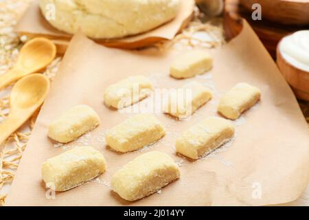 Rohe faule Knödel auf dem Tisch, Nahaufnahme Stockfoto