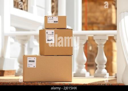 Pakete auf der Veranda im Freien geliefert Stockfoto