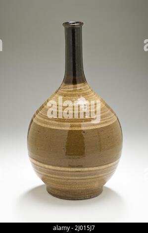 Sake-Flasche mit Streifenmuster. Japan, Edo-Zeit (1615-1868), erste Hälfte, 18.. Jahrhundert. Keramik. Hizen-Geschirr im Takeo-Stil; Steinzeug mit Eisenglasur, weißem Slip und klarer Glasur Stockfoto
