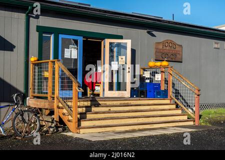 Friday Harbor, WA USA - ca. November 2021: Abgewinkelte Ansicht der Außenseite des San Juan Island Food Co-op an einem hellen, sonnigen Tag. Stockfoto