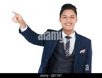 Sie sollten dort hinüberschauen. Studioaufnahme eines jungen Geschäftsmannes, der vor weißem Hintergrund zeigt. Stockfoto