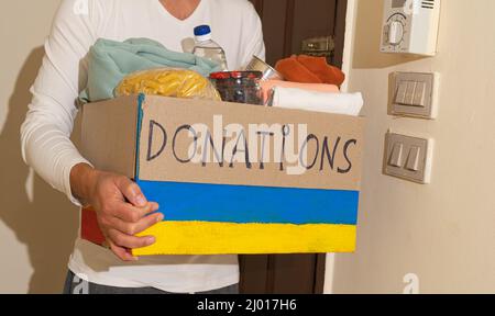 Nahaufnahme eines Zyrrisenkastens mit humanitärer Hilfe für ukrainische Flüchtlinge Stockfoto