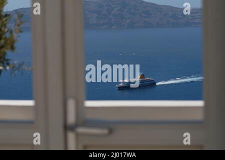Santorini, Griechenland - 10. Mai 2021 : Panoramablick auf verschiedene Hotels, Luxusvillen mit Pool und die ägäis in Fira Santorini Stockfoto