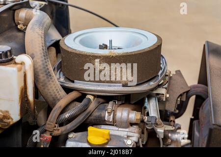 verschmutzter Luftfilter in einem Auto Motorraum Stockfotografie - Alamy