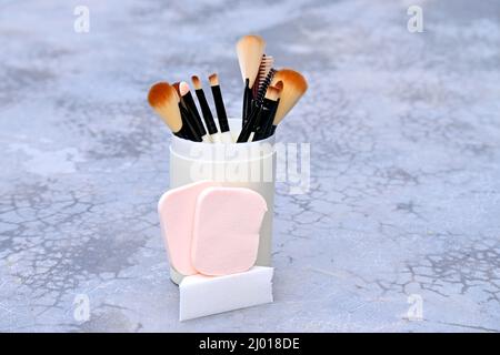 Nahaufnahme von Make-up-Bürsten und Schwämmen Stockfoto