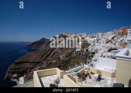 Santorini, Griechenland - 10. Mai 2021 : Panoramablick auf verschiedene Hotels, Luxusvillen mit Pool und die ägäis in Fira Santorini Stockfoto