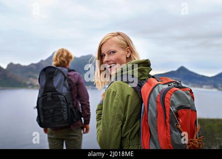 Dies ist eine atemberaubende Lage. Rucksacktouristen bewundern eine tolle Aussicht. Stockfoto